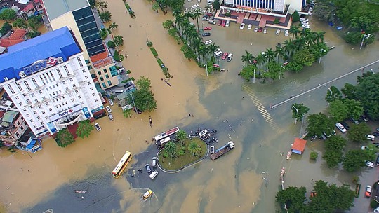 Thừa Thiên - Huế: Gần 20.000 nhà bị ngập, thủy điện tăng lưu lượng xả lũ - Ảnh 1.