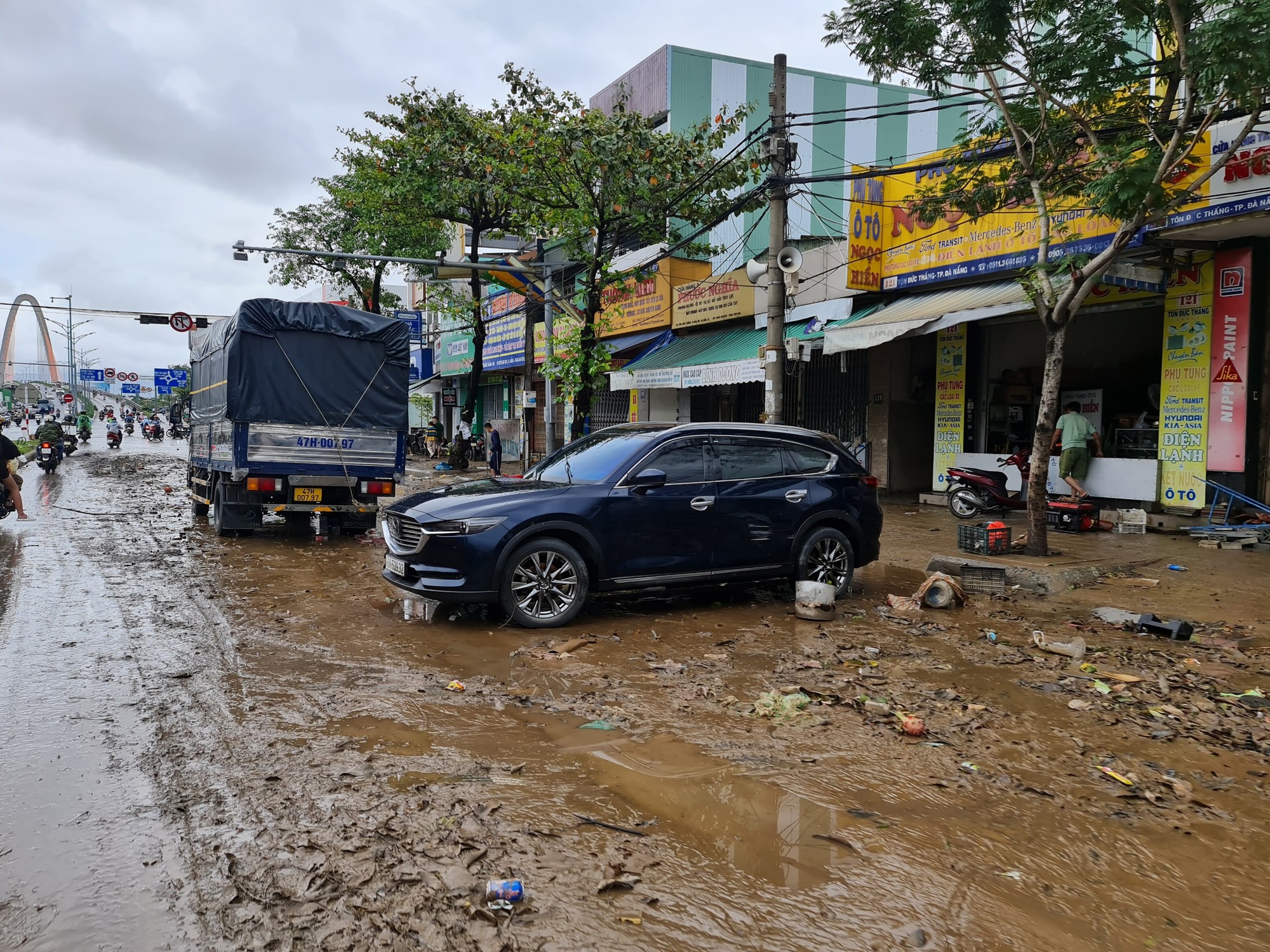 CLIP: Đà Nẵng sau trận mưa ngập lịch sử: Đường phố xơ xác, xe chết máy nằm la liệt... - Ảnh 4.