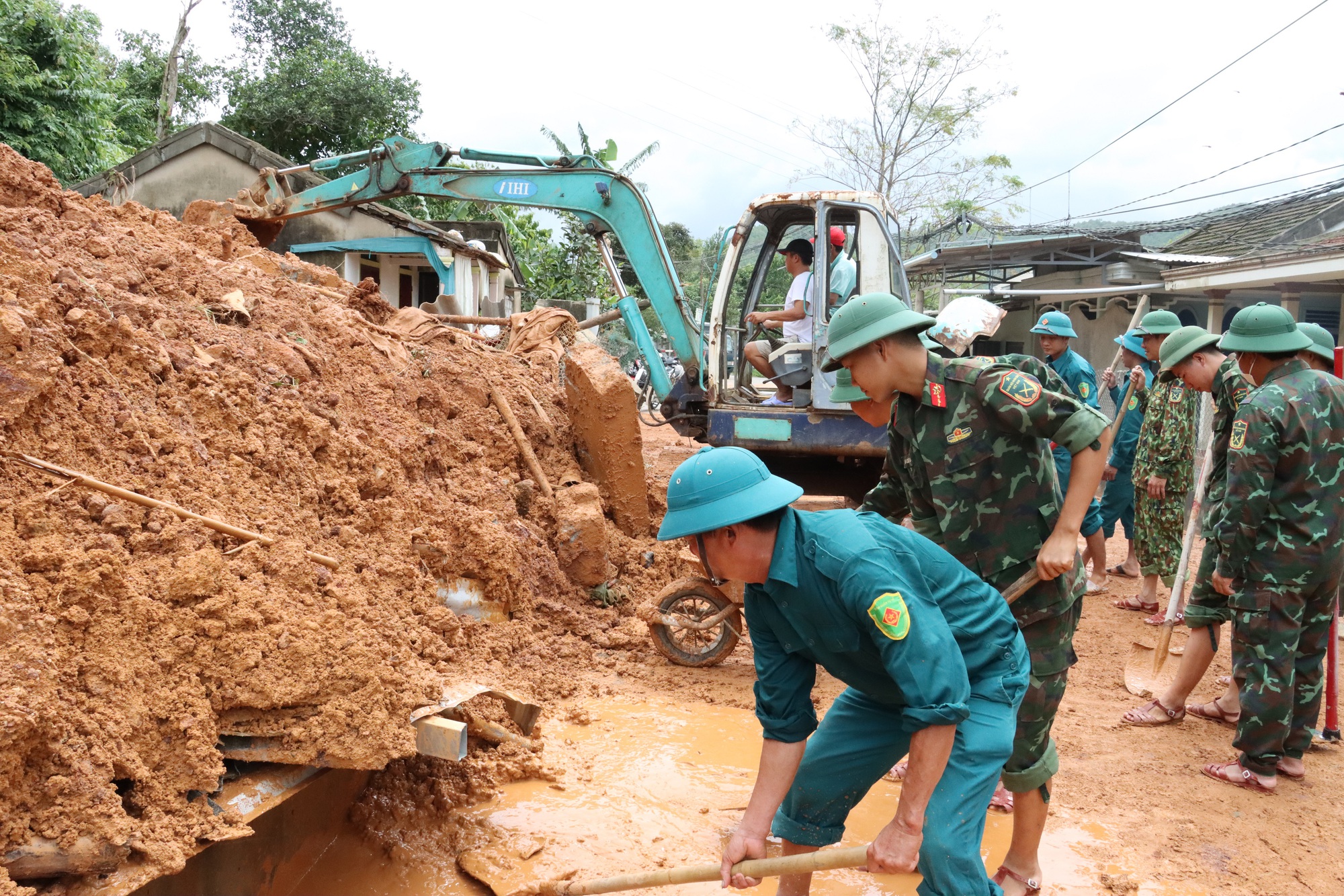 Thất thần thấy nhà cửa tan hoang - Ảnh 1.