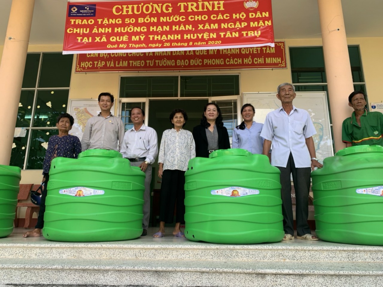 Tân Á Đại Thành trao tặng bình chứa nước và máy lọc nước cho người dân vùng lũ Nghệ An