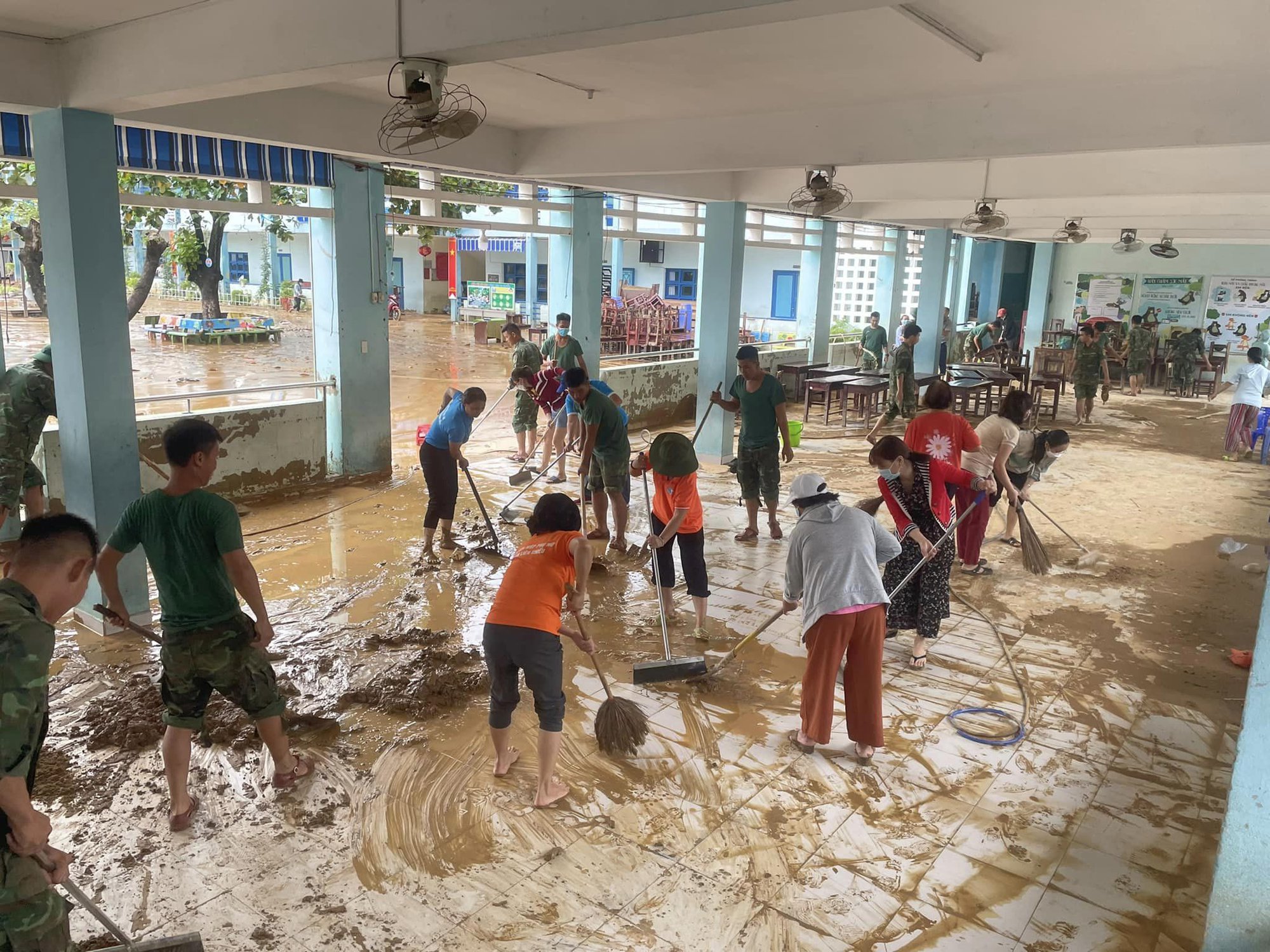  Đà Nẵng: Hàng chục nghìn người đồng loạt ra quân, tổng dọn vệ sinh sau mưa ngập lịch sử - Ảnh 11.