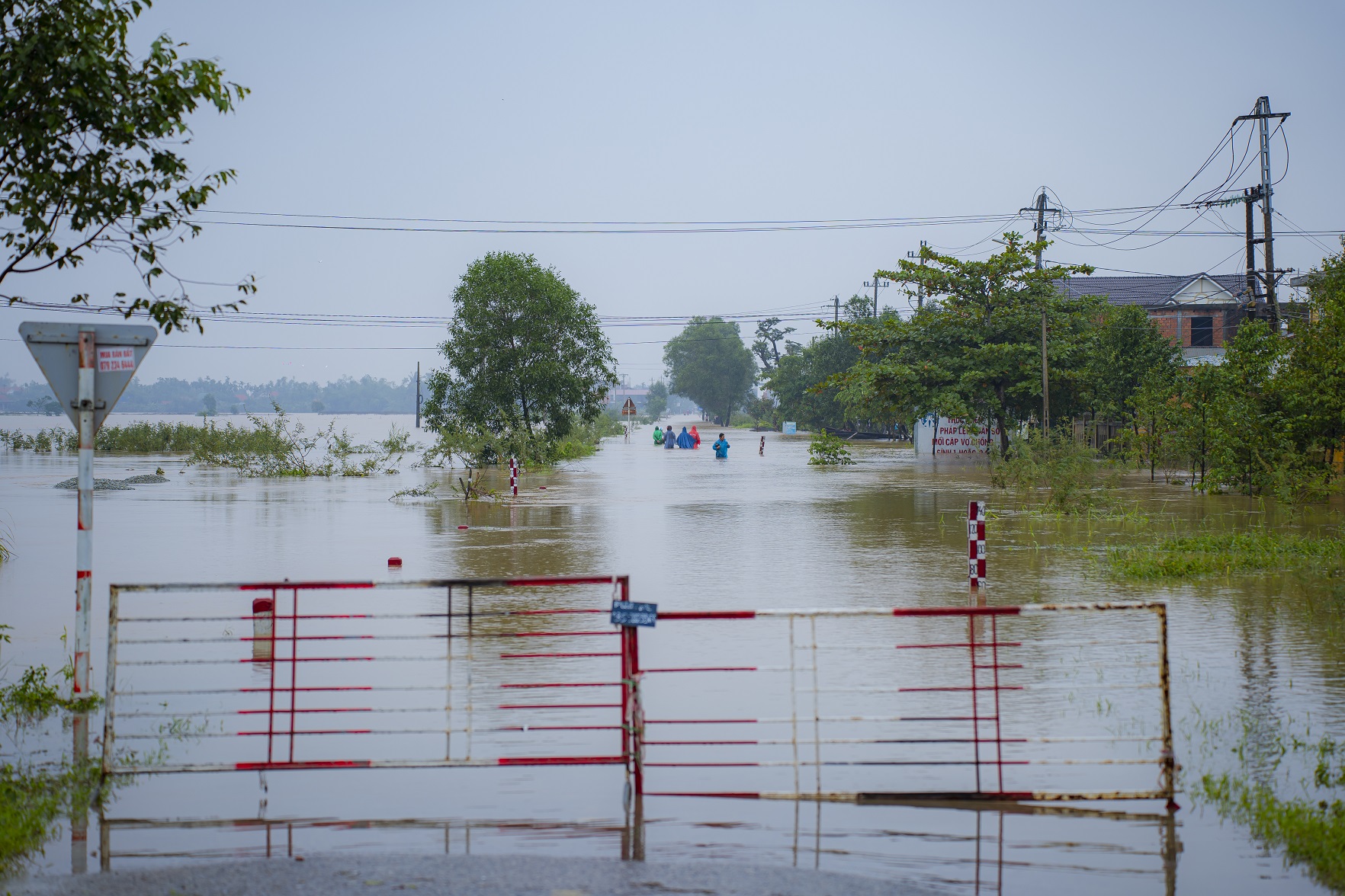 Phóng sự ảnh: Ngập lụt bủa vây Thừa Thiên - Huế - Ảnh 4.