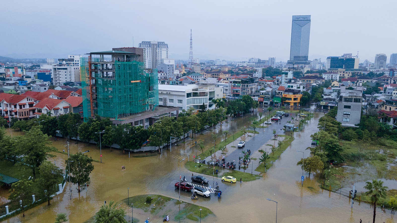 Phóng sự ảnh: Ngập lụt bủa vây Thừa Thiên - Huế - Ảnh 17.