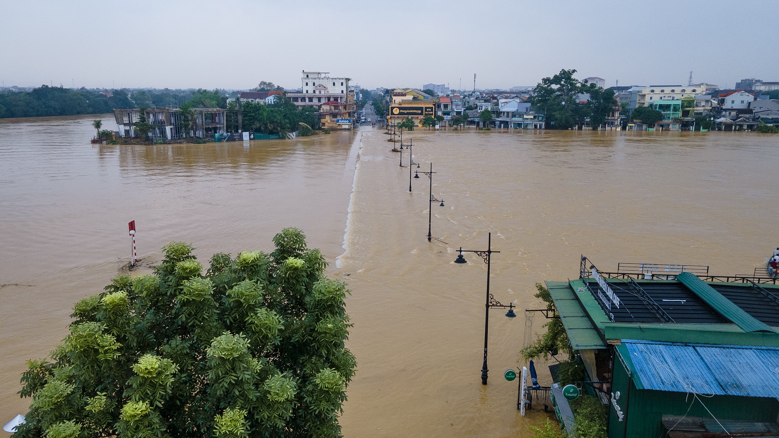 Phóng sự ảnh: Ngập lụt bủa vây Thừa Thiên - Huế - Ảnh 11.