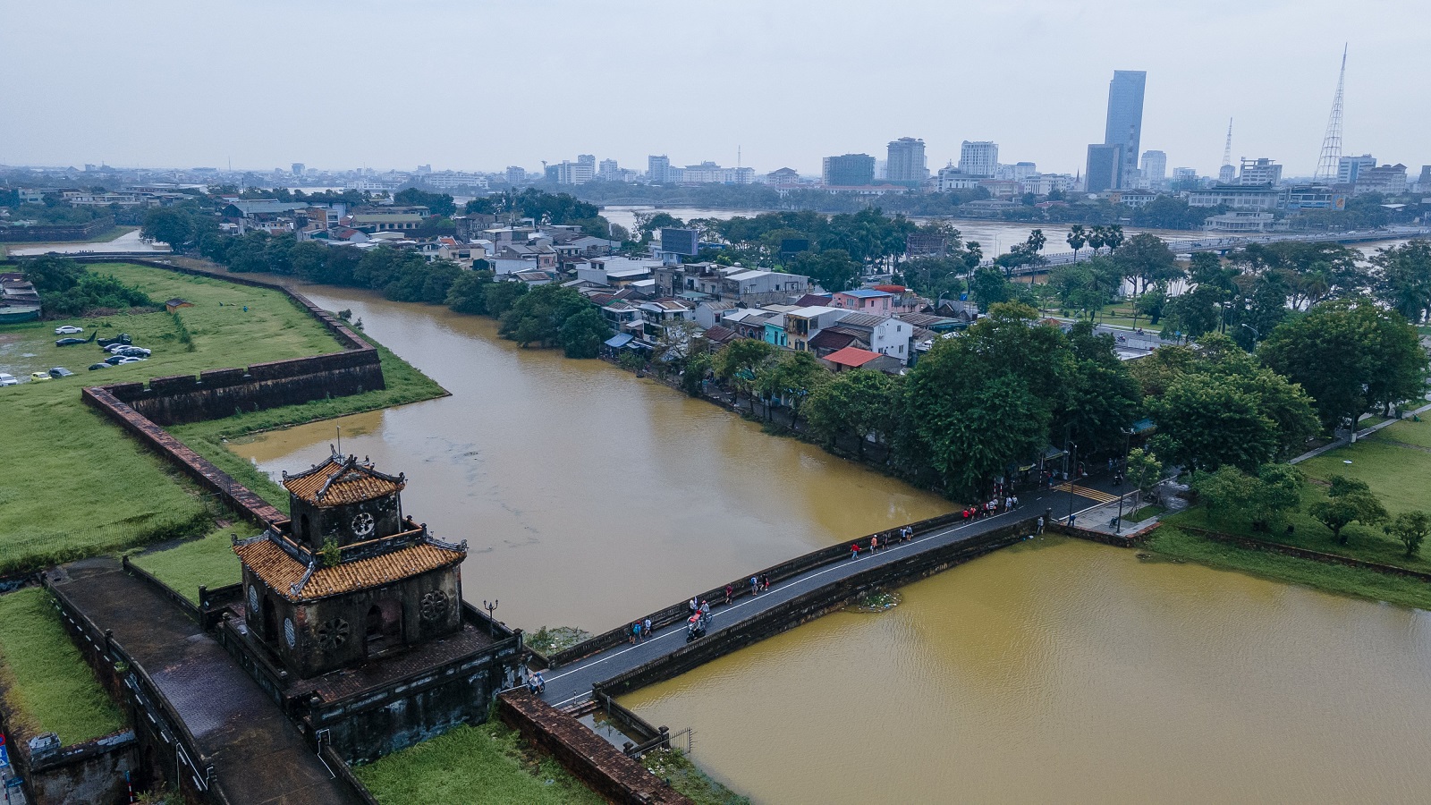 Phóng sự ảnh: Ngập lụt bủa vây Thừa Thiên - Huế - Ảnh 18.