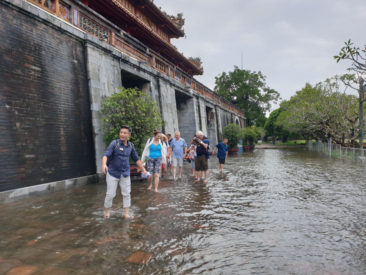 Phóng sự ảnh: Ngập lụt bủa vây Thừa Thiên - Huế - Ảnh 20.