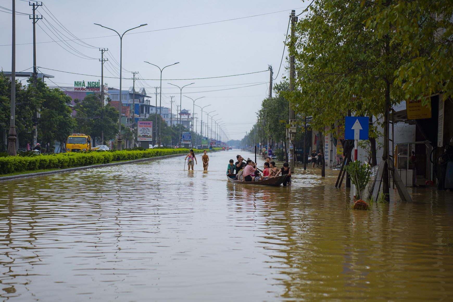 Phóng sự ảnh: Ngập lụt bủa vây Thừa Thiên - Huế - Ảnh 8.