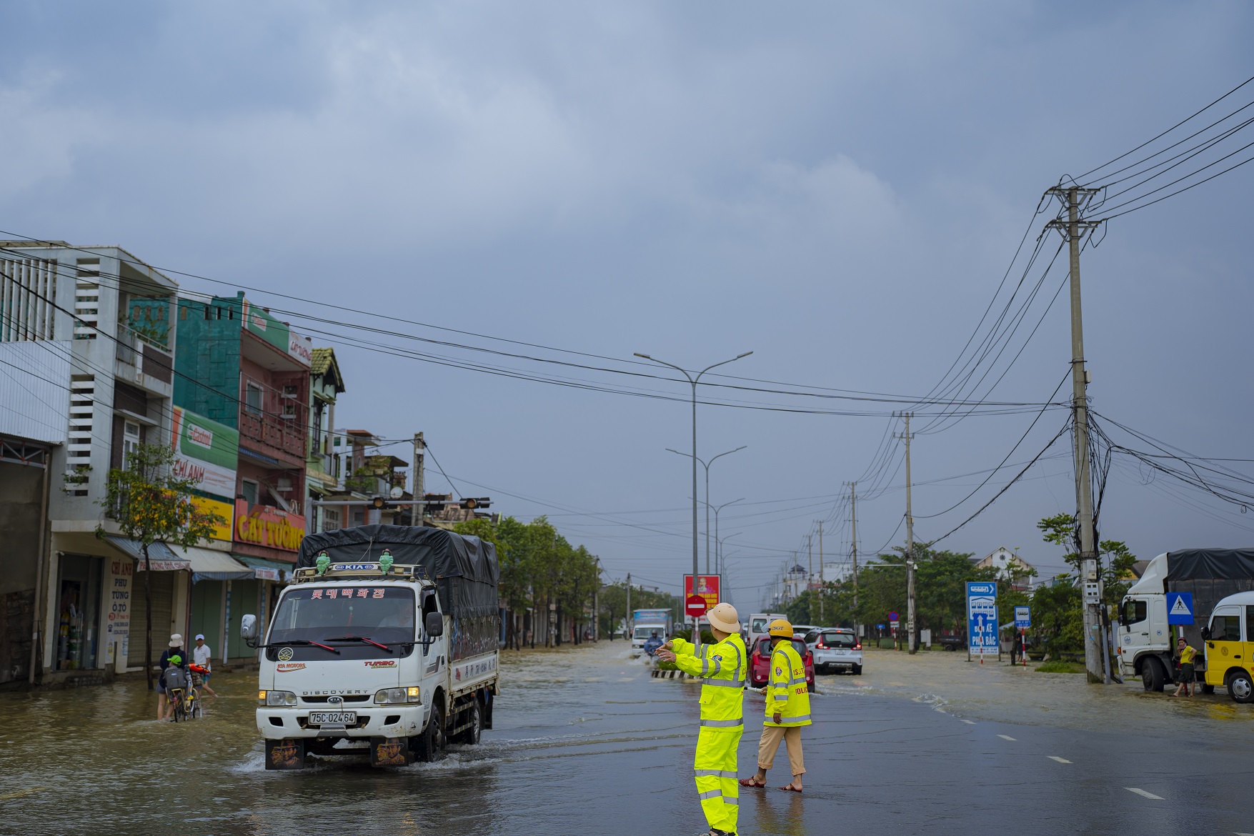 Phóng sự ảnh: Ngập lụt bủa vây Thừa Thiên - Huế - Ảnh 10.