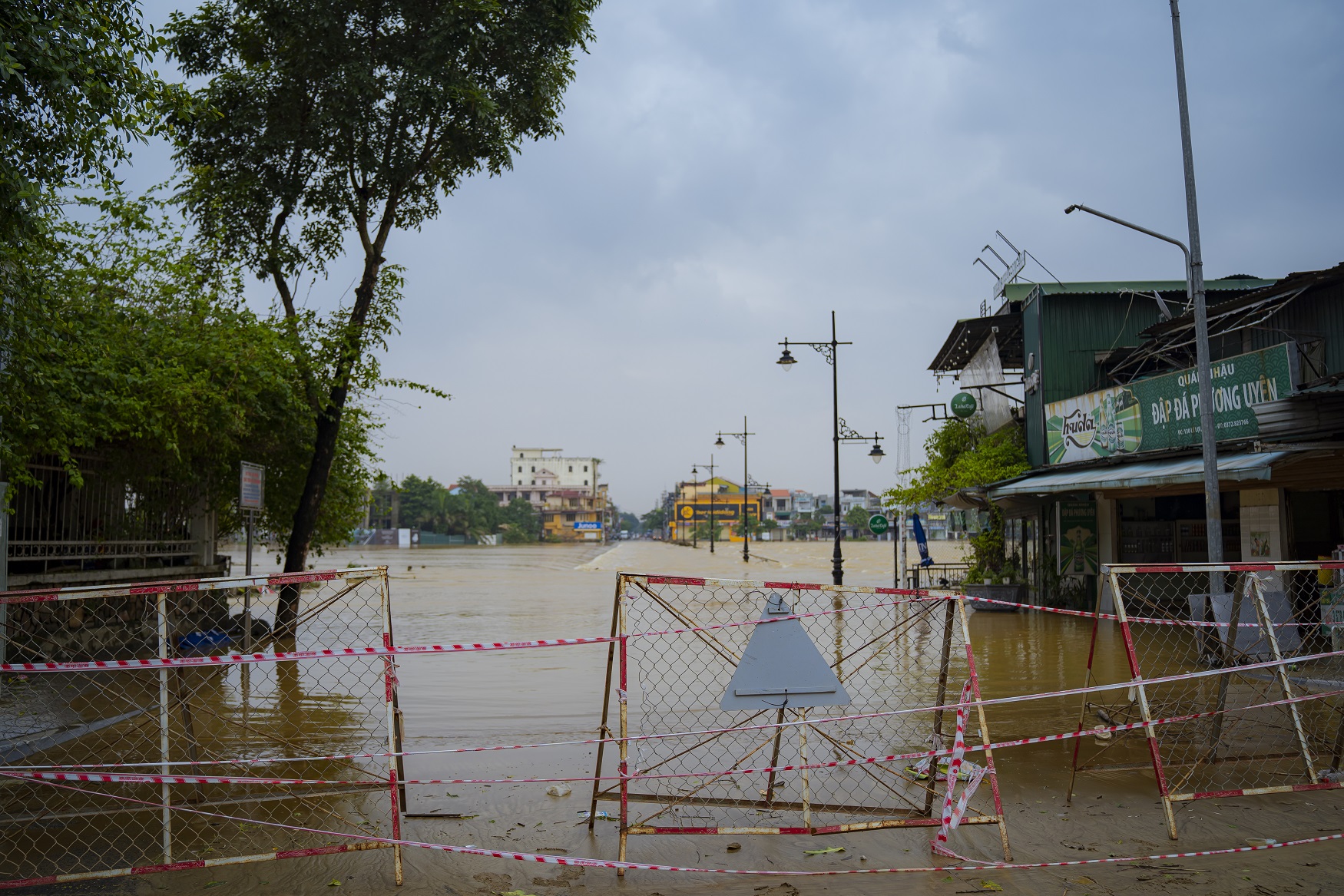 Phóng sự ảnh: Ngập lụt bủa vây Thừa Thiên - Huế - Ảnh 12.