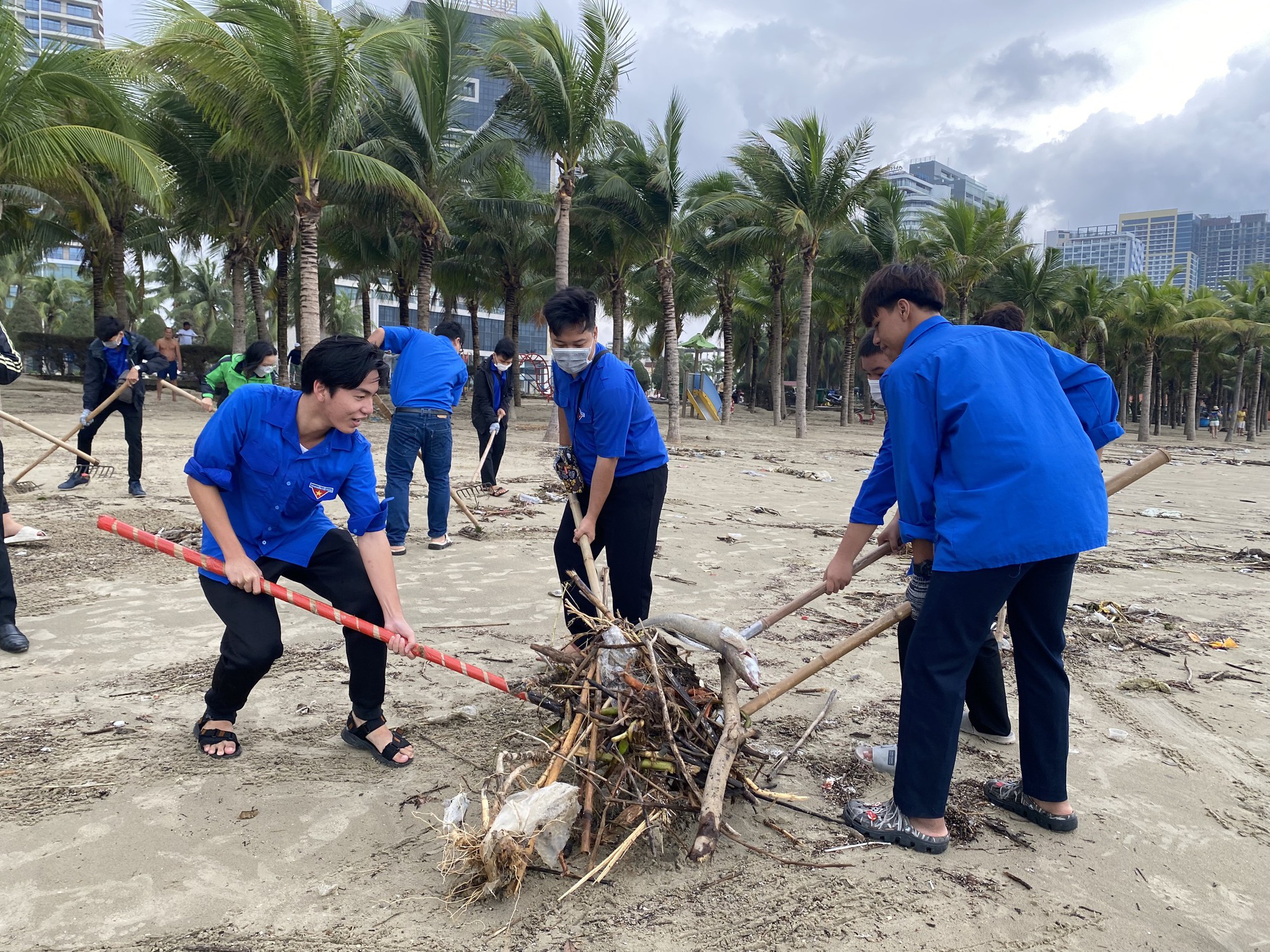  Đà Nẵng: Hàng chục nghìn người đồng loạt ra quân, tổng dọn vệ sinh sau mưa ngập lịch sử - Ảnh 2.