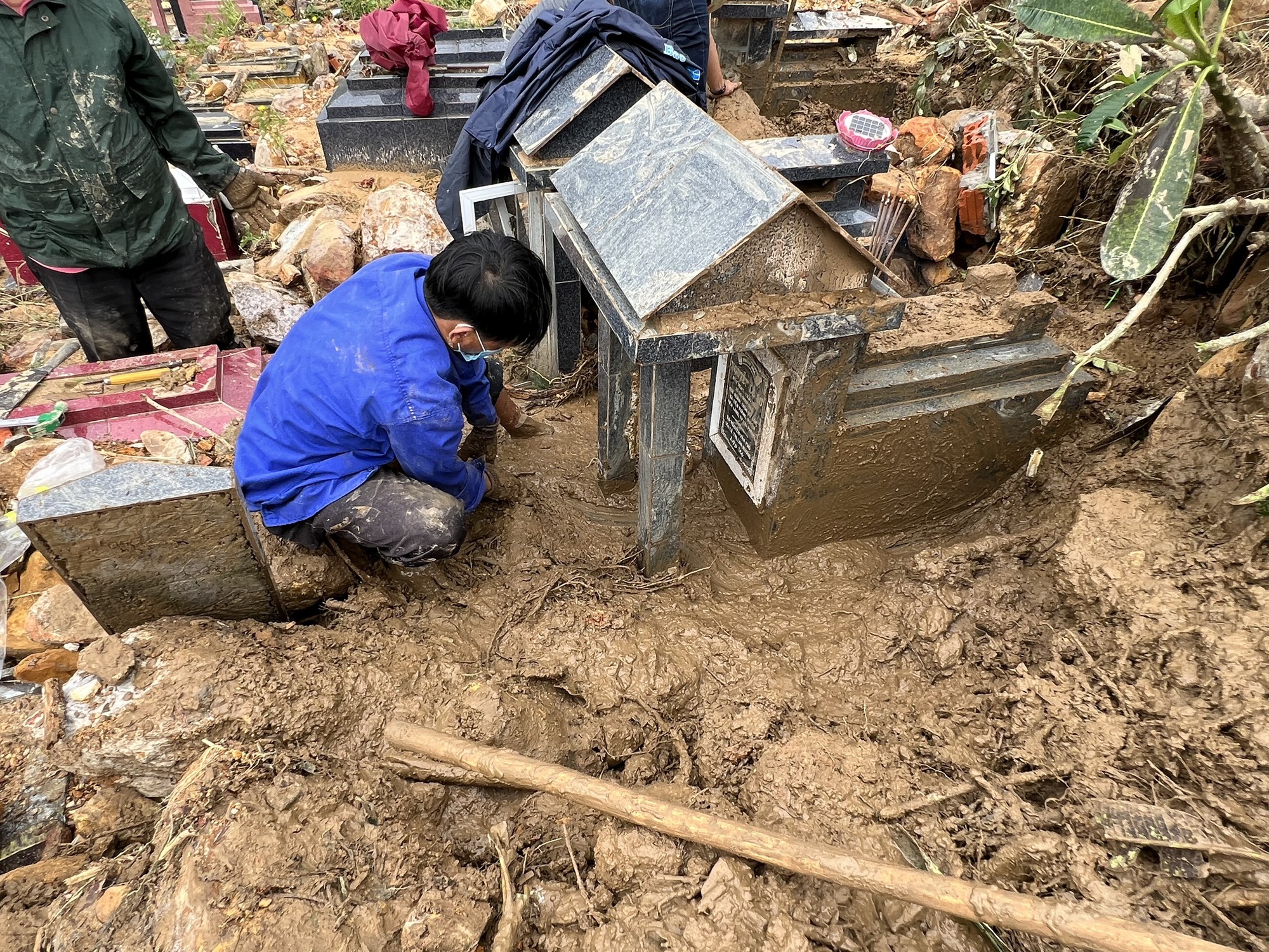 Nghĩa trang lớn nhất Đà Nẵng sạt lở tan hoang, hàng trăm người tất tả đi tìm mộ - Ảnh 6.