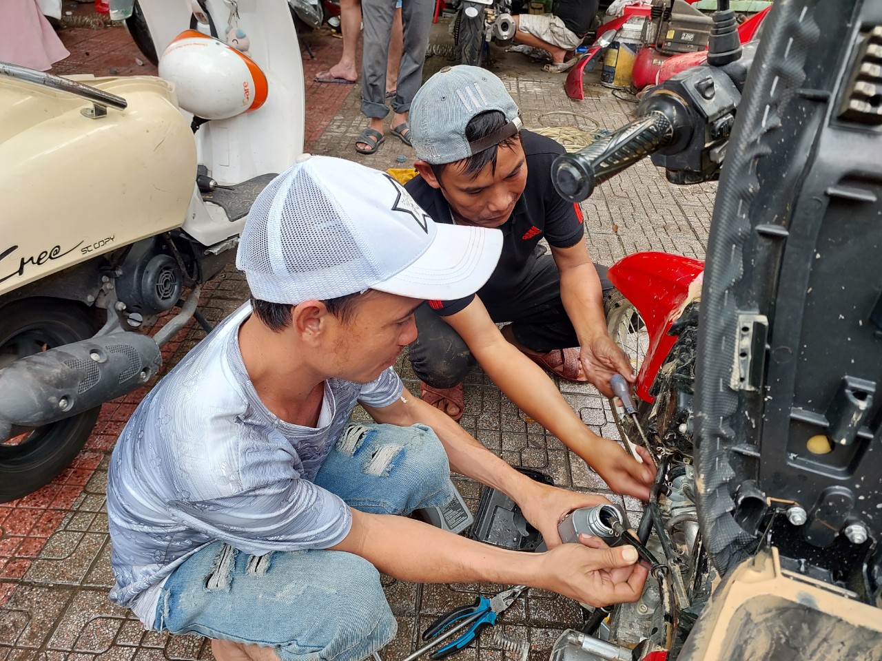 Nhóm thợ từ Quảng Nam ra Đà Nẵng sửa xe máy miễn phí cho dân vùng ...