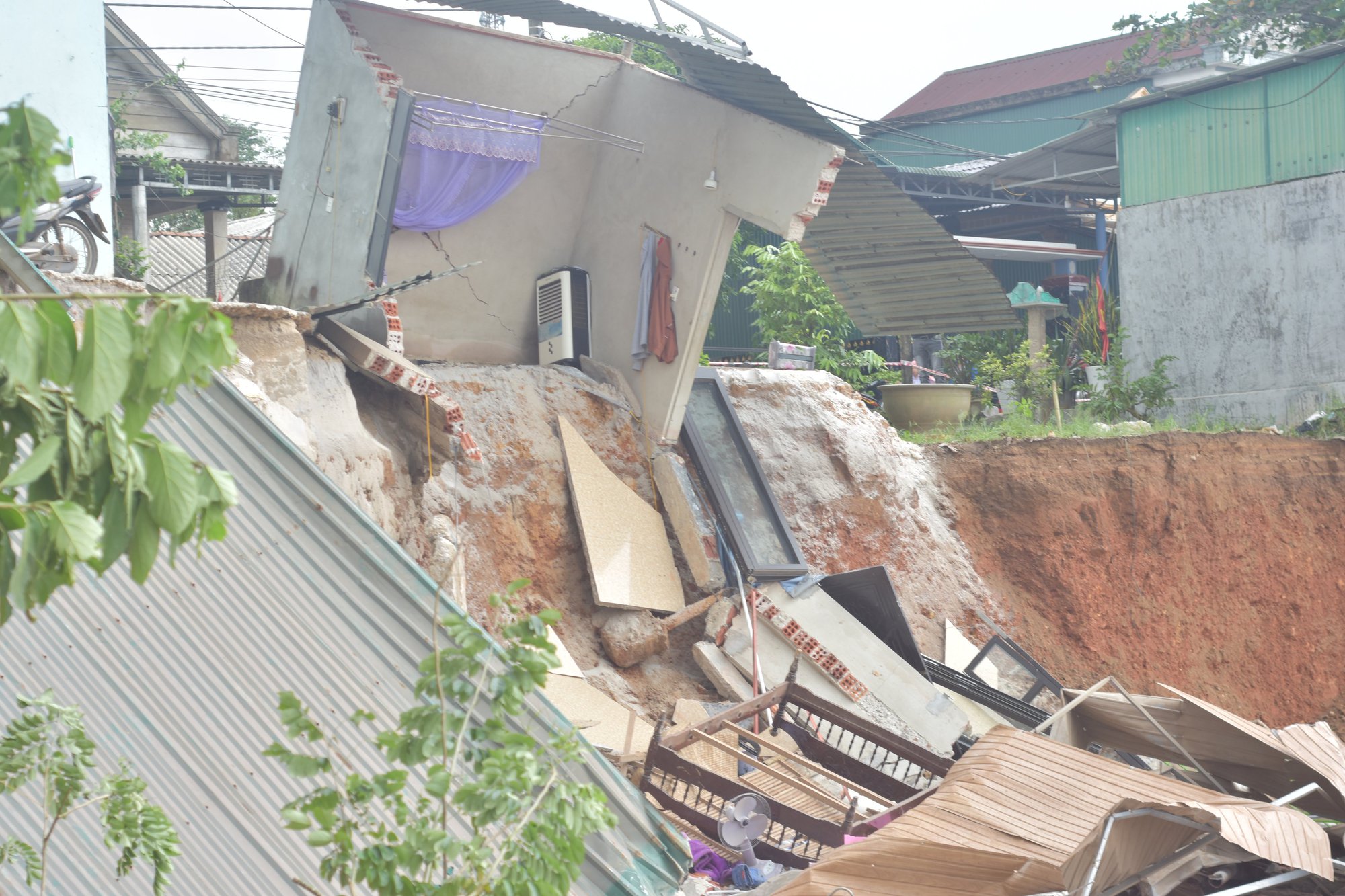 Hiện trường vụ sạt lở khiến nhà cửa đổ sập, đè người tử vong ở Quảng Trị - Ảnh 3.