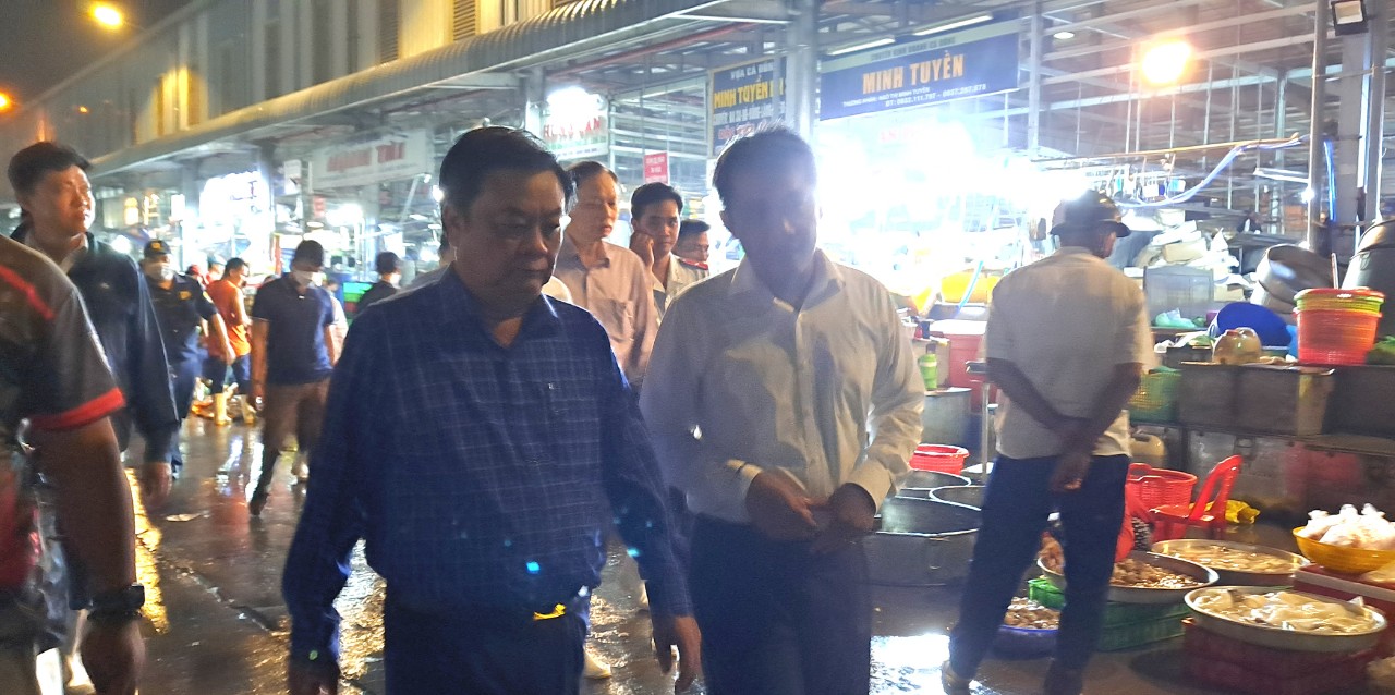 3 giờ sáng, Bộ trưởng Lê Minh Hoan xuất hiện ở chợ đầu mối Bình Điền - Ảnh 1.