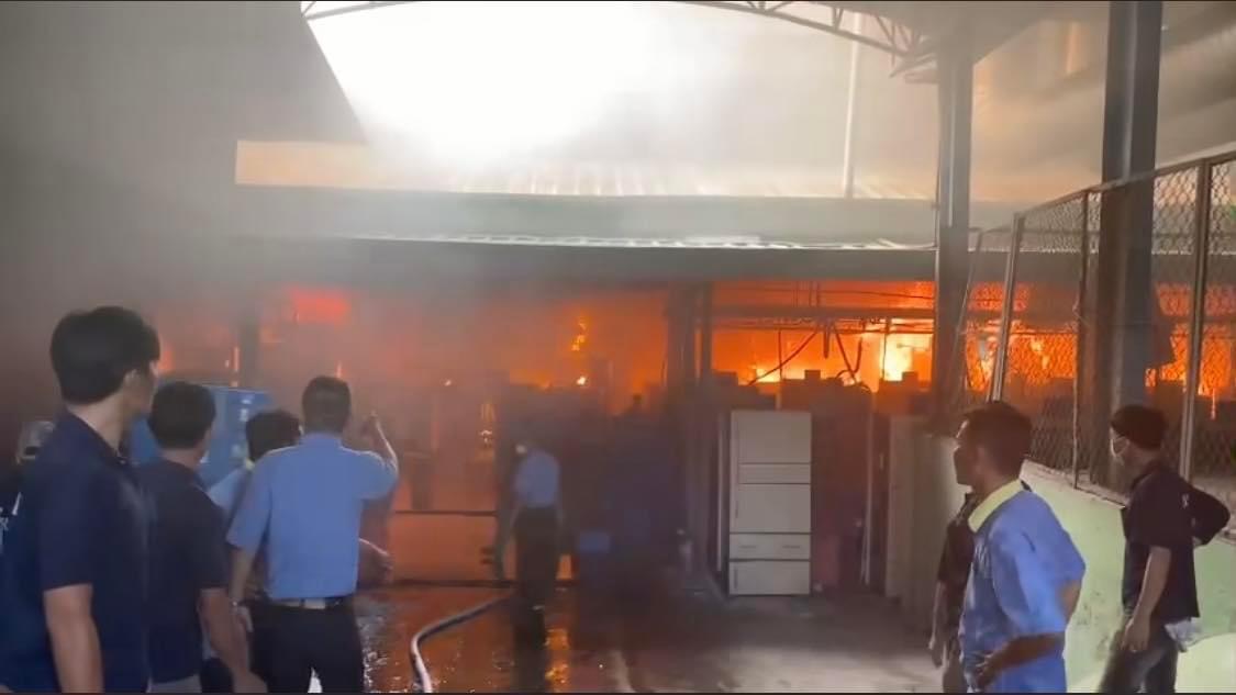 Hình ảnh cháy ngùn ngụt tại công ty đông công nhân nhất Đồng Nai - Ảnh 4.
