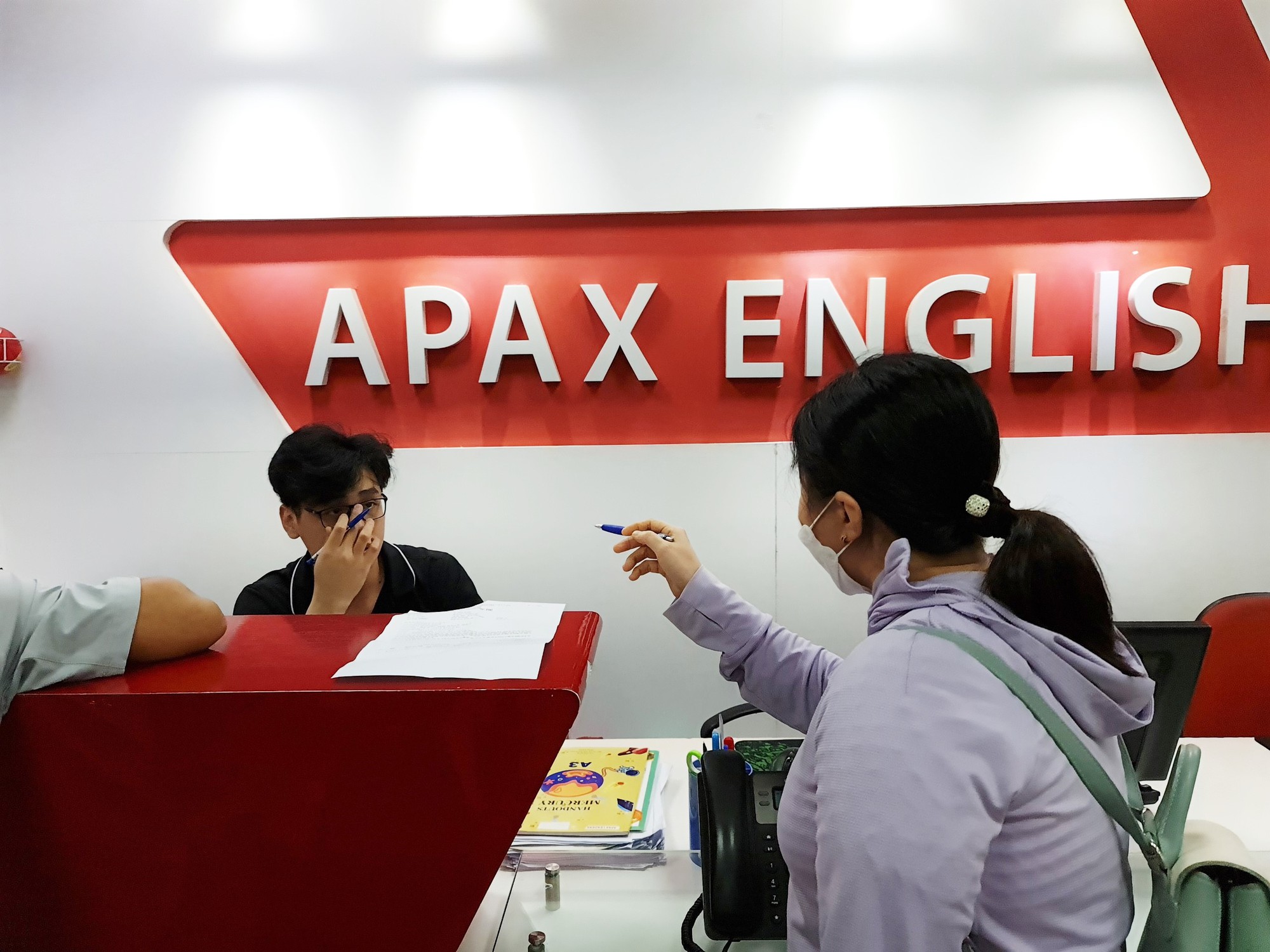 Nếu bạn đang muốn cải thiện kỹ năng tiếng Anh của mình, Trung tâm tiếng Anh Apax English là lựa chọn hoàn hảo. Với phương pháp giảng dạy hiện đại và giáo viên nhiệt tình, bạn sẽ nhanh chóng đạt được mục tiêu của mình. Hãy xem bức ảnh để tìm hiểu thêm về trung tâm này!