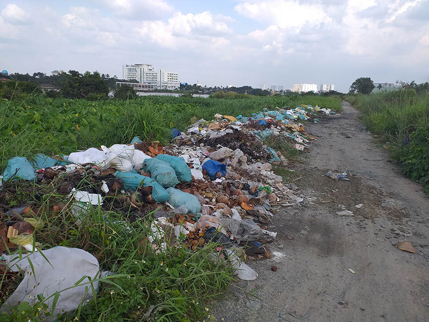 Bãi rác tự phát ven bờ sông Sài Gòn