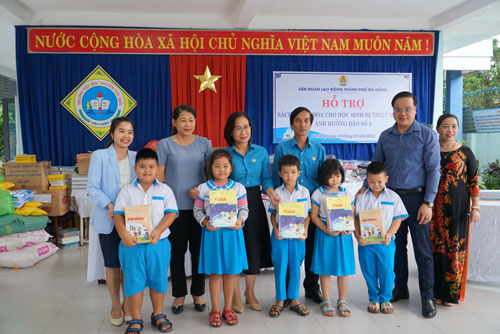 Đà Nẵng: Hơn 1,1 tỉ đồng hỗ trợ sách vở cho học sinh vùng ngập lụt - Ảnh 1.