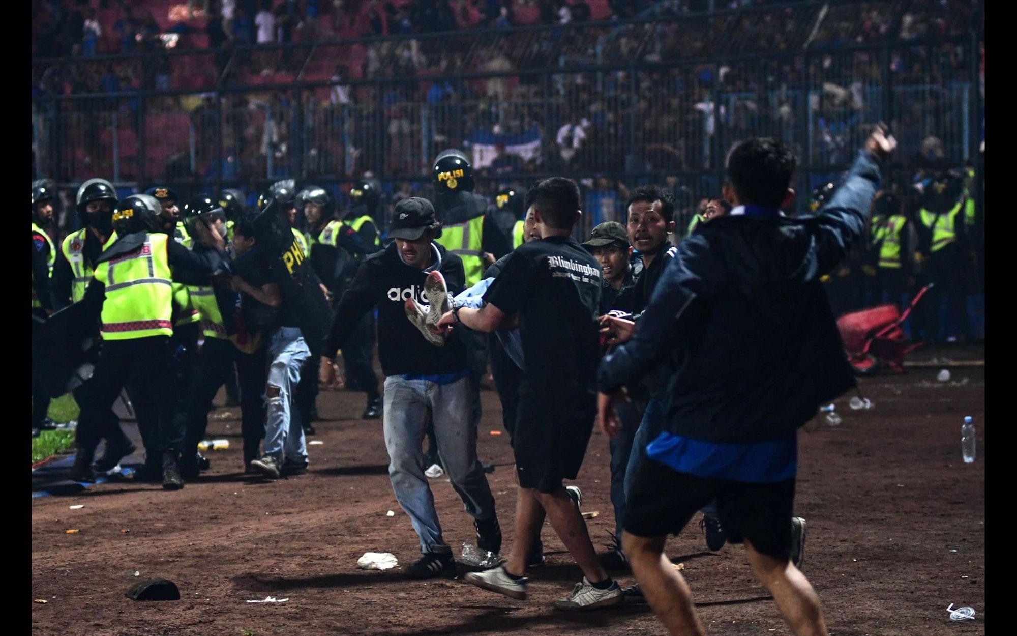Thảm kịch bóng đá Indonesia, vì đâu nên nỗi? - Ảnh 1.