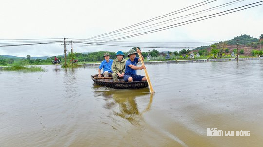 Mưa lớn khiến một ngôi làng ở Thanh Hóa bị cô lập nhiều ngày qua - Ảnh 3.