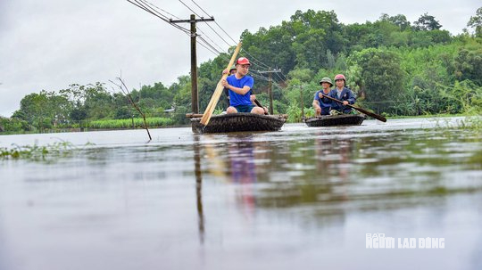 Mưa lớn khiến một ngôi làng ở Thanh Hóa bị cô lập nhiều ngày qua - Ảnh 2.