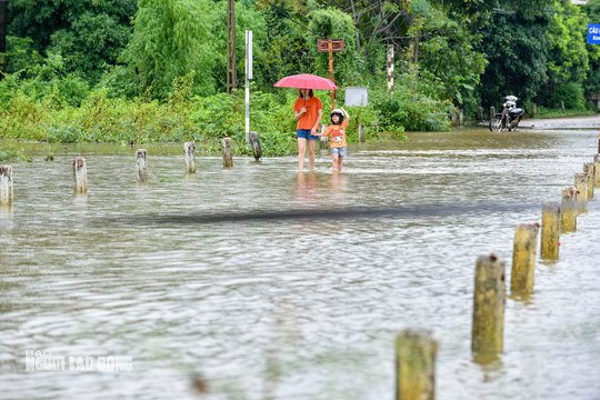 Mưa lớn khiến một ngôi làng ở Thanh Hóa bị cô lập nhiều ngày qua - Ảnh 7.