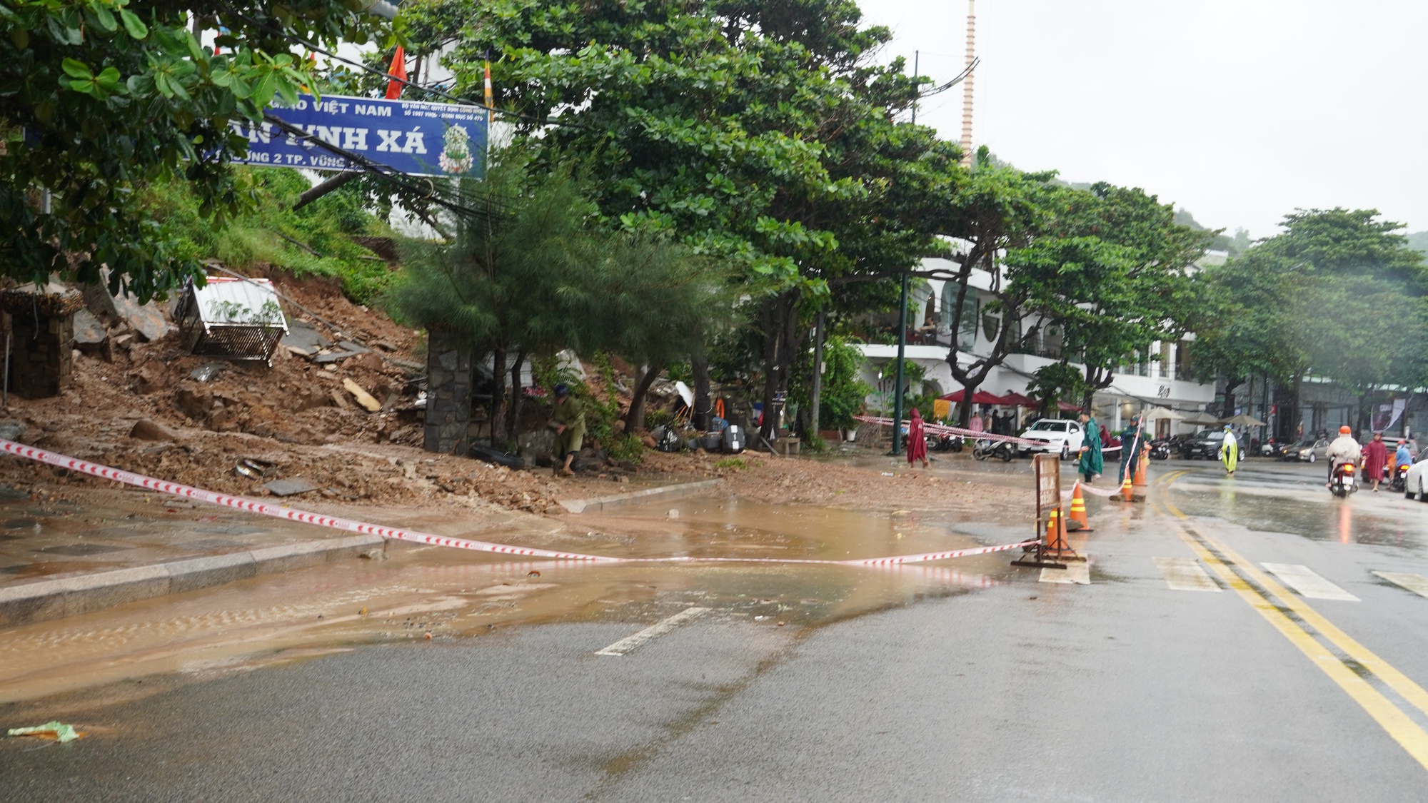 Sợ sạt lở núi, nhiều khách vội rời khách sạn ở Vũng Tàu - Ảnh 3.