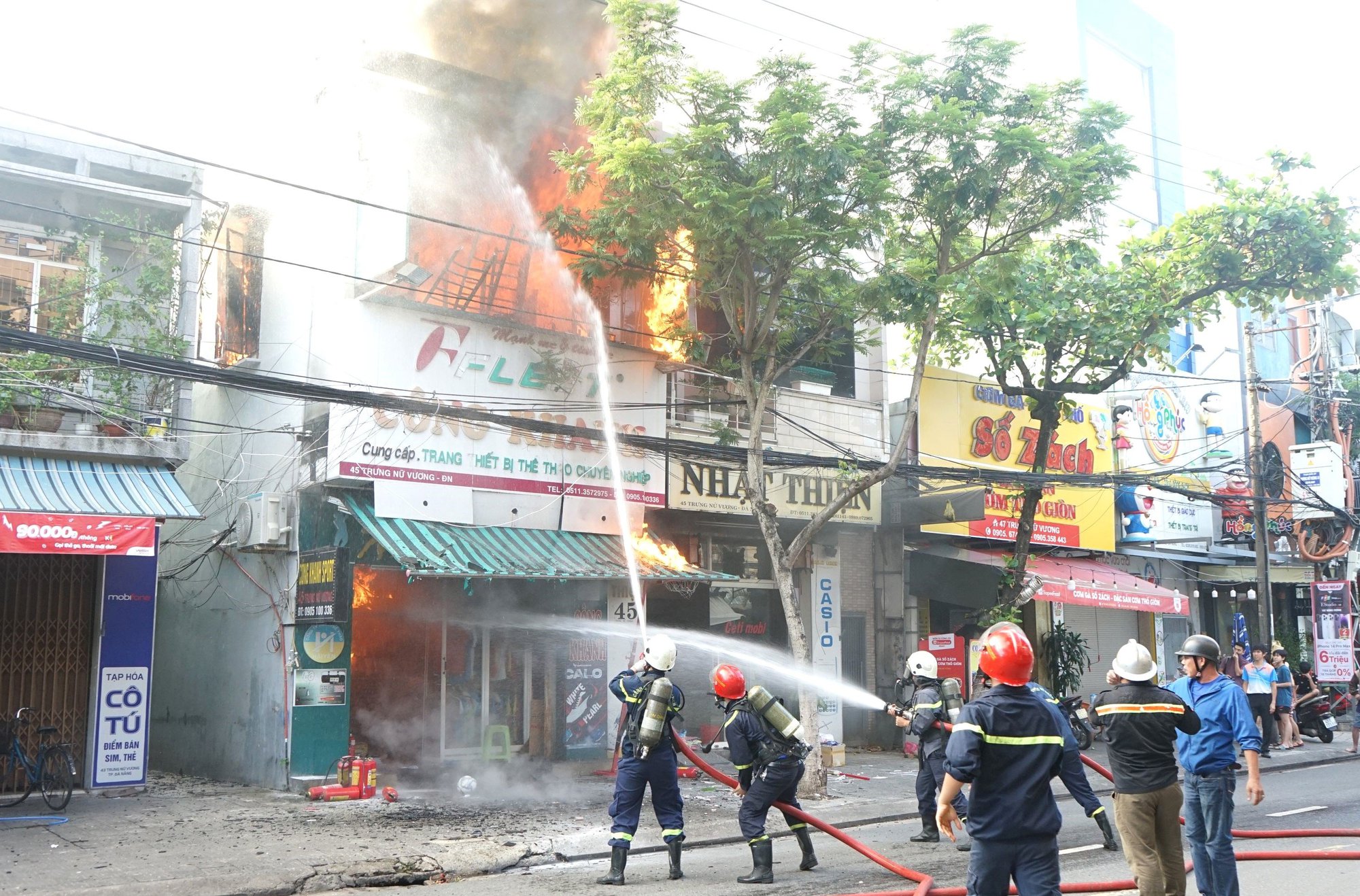 Cháy ở trung tâm Đà Nẵng, nhiều người hoảng loạn tháo chạy - Ảnh 2.