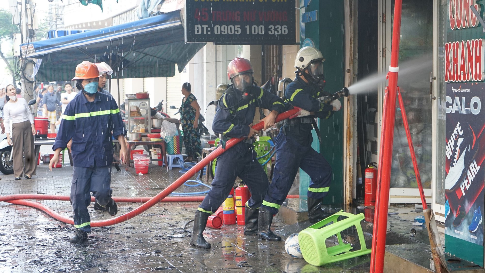 Cháy ở trung tâm Đà Nẵng, nhiều người hoảng loạn tháo chạy - Ảnh 4.