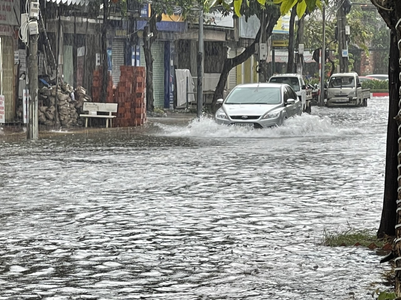 Người Vũng Tàu bơi trên đường sau trận mưa lớn - Ảnh 1.