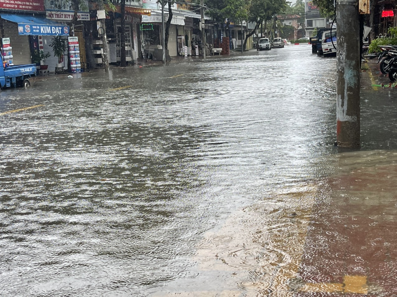 Người Vũng Tàu bơi trên đường sau trận mưa lớn - Ảnh 2.