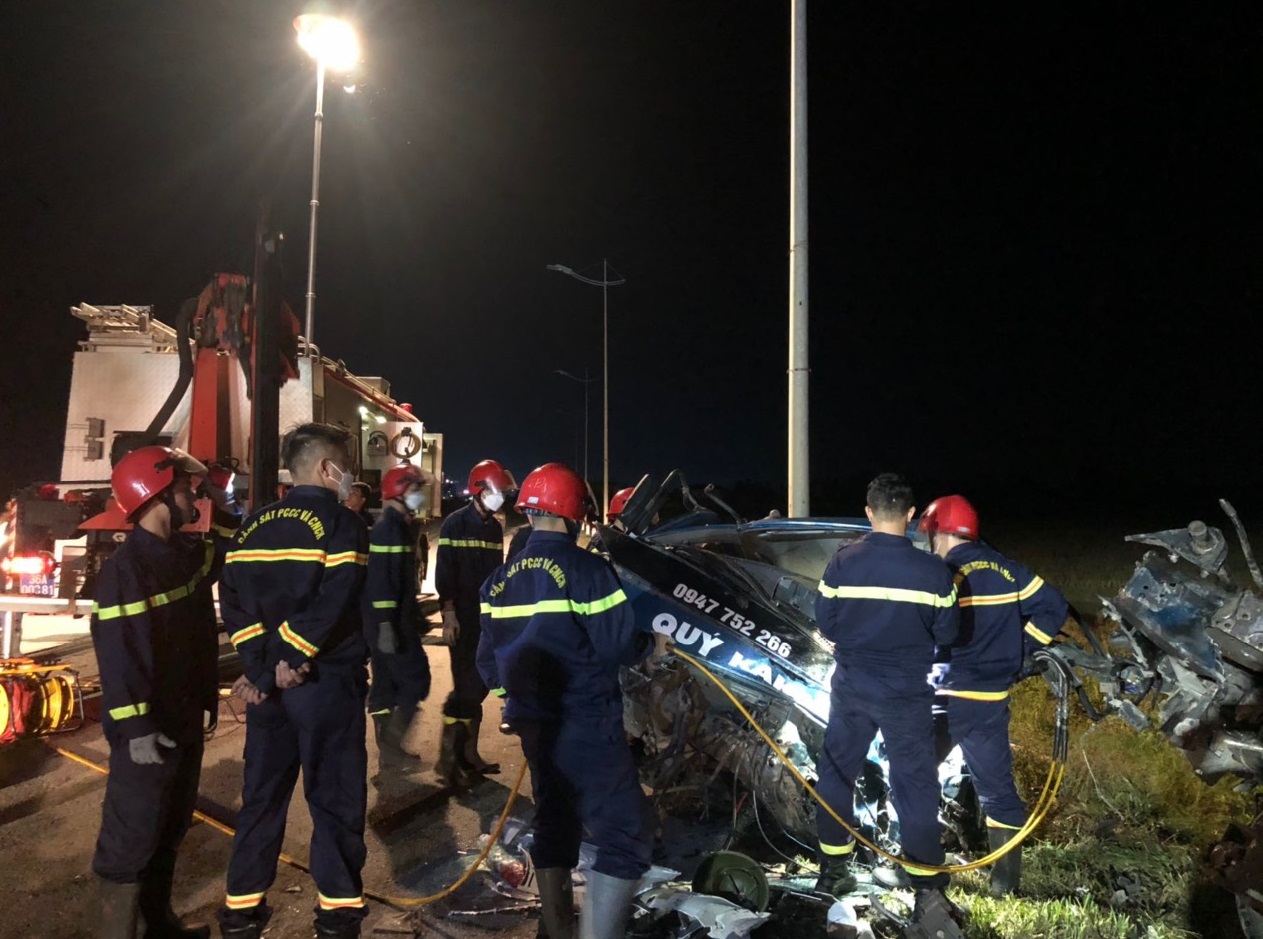 Xe đầu kéo tông xe tải bốc cháy dữ dội, 2 người tử vong trong cabin - Ảnh 1. Xe đầu kéo tông xe tải bốc cháy dữ dội, 2 người tử vong trong cabin - Ảnh 1.