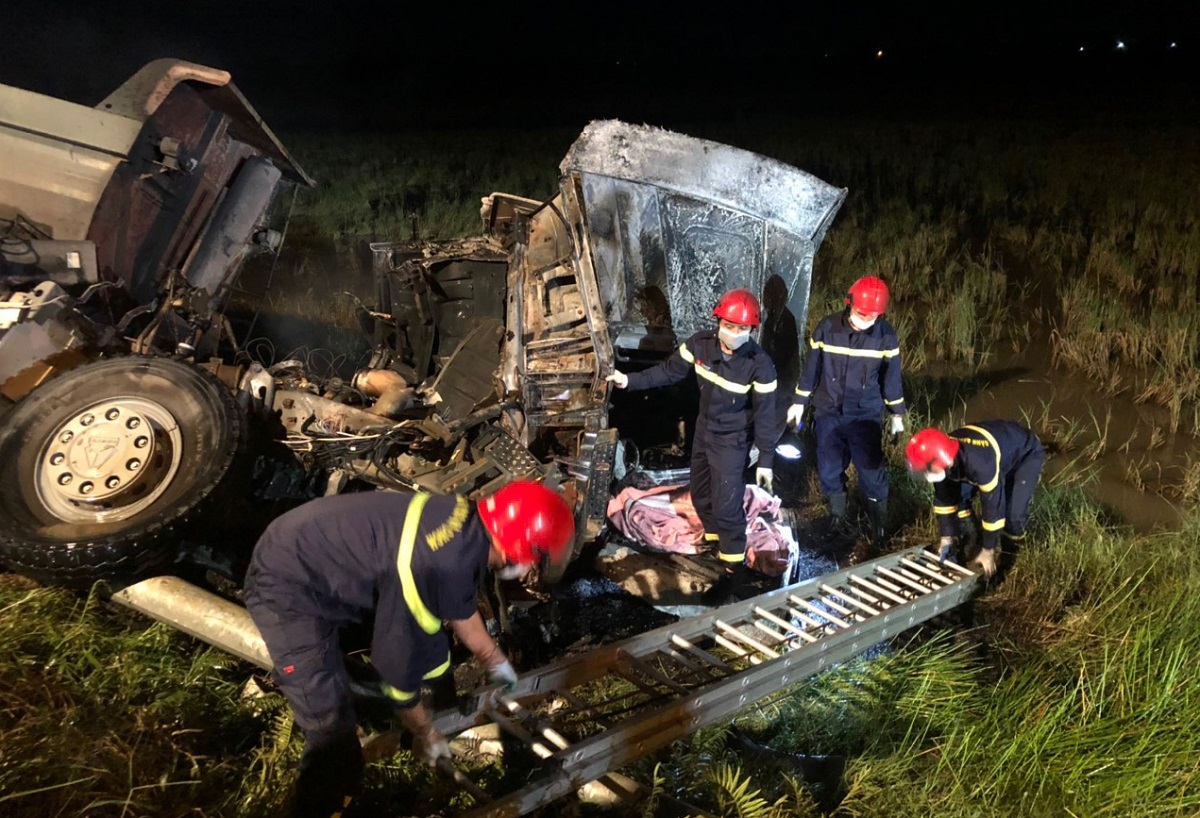 Xe đầu kéo tông xe tải bốc cháy dữ dội, 2 người tử vong trong cabin - Ảnh 2. Xe đầu kéo tông xe tải bốc cháy dữ dội, 2 người tử vong trong cabin - Ảnh 2.