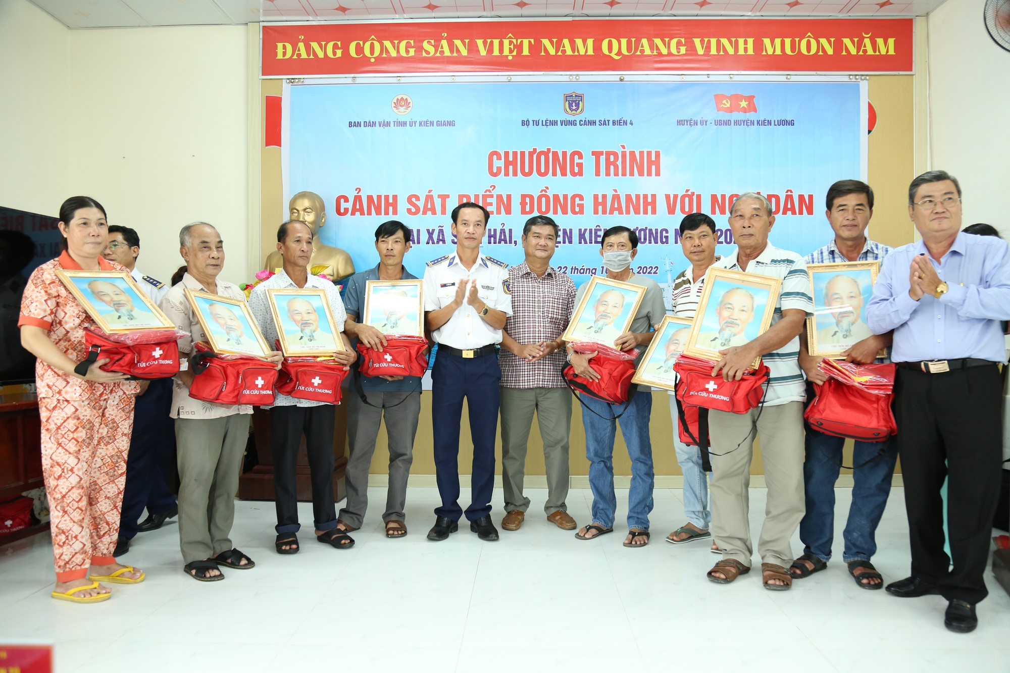 Tặng cờ Tổ quốc cho ngư dân xã đảo Sơn Hải - Ảnh 3.