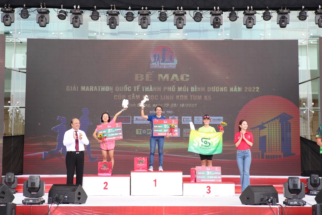 Hoàng Nguyên Thanh và Phạm Thị Bình vô địch marathon quốc tế Bình Dương - Ảnh 4.