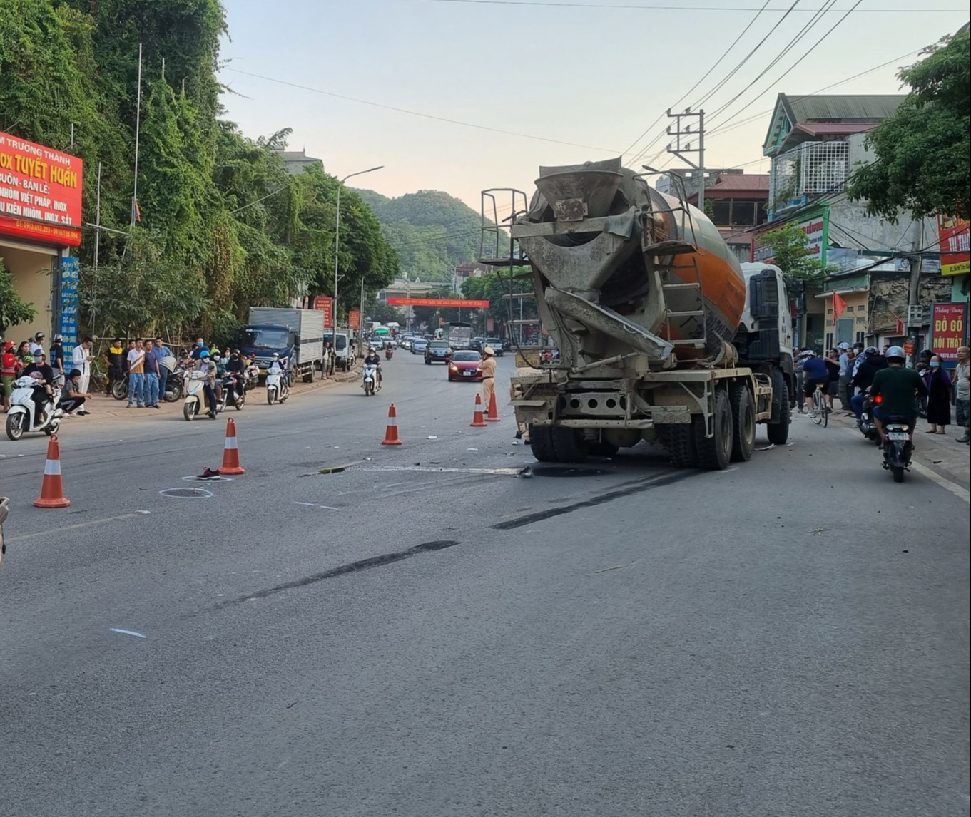 Va chạm xe bồn, 2 người đi xe máy SH tử vong tại chỗ - Ảnh 1. Va chạm xe bồn, 2 người đi xe máy SH tử vong tại chỗ - Ảnh 1.