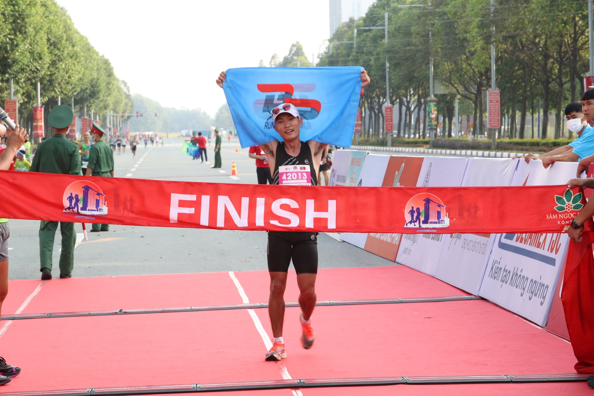 Hoàng Nguyên Thanh và Phạm Thị Bình vô địch marathon quốc tế Bình Dương - Ảnh 2.