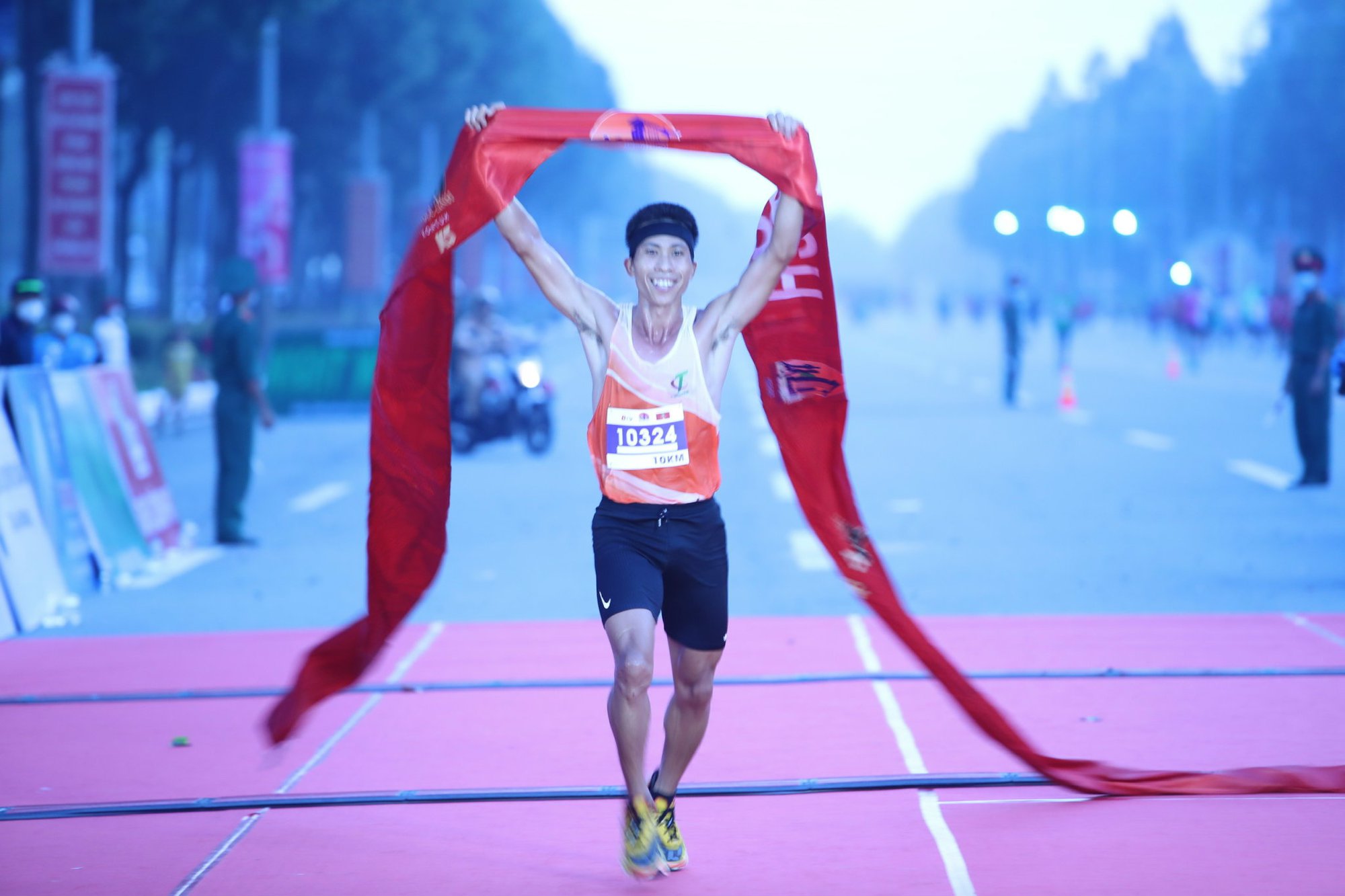 Hoàng Nguyên Thanh và Phạm Thị Bình vô địch marathon quốc tế Bình Dương - Ảnh 5.
