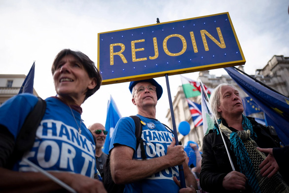 Hàng ngàn người Anh biểu tình đòi tái gia nhập EU - Ảnh 4.