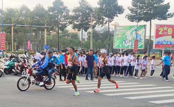 Hoàng Nguyên Thanh và Phạm Thị Bình vô địch marathon quốc tế Bình Dương - Ảnh 1.