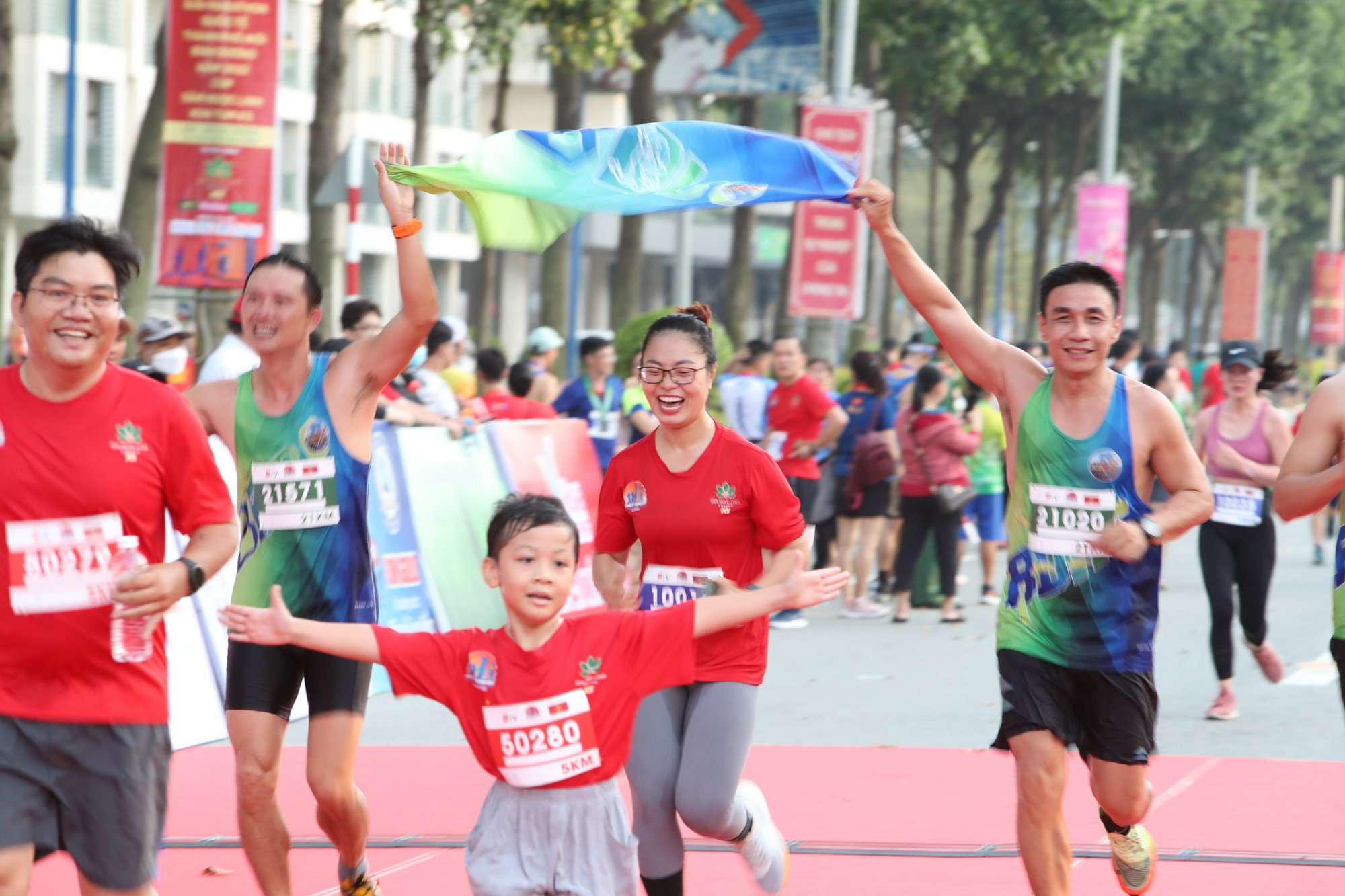 Hoàng Nguyên Thanh và Phạm Thị Bình vô địch marathon quốc tế Bình Dương - Ảnh 7.