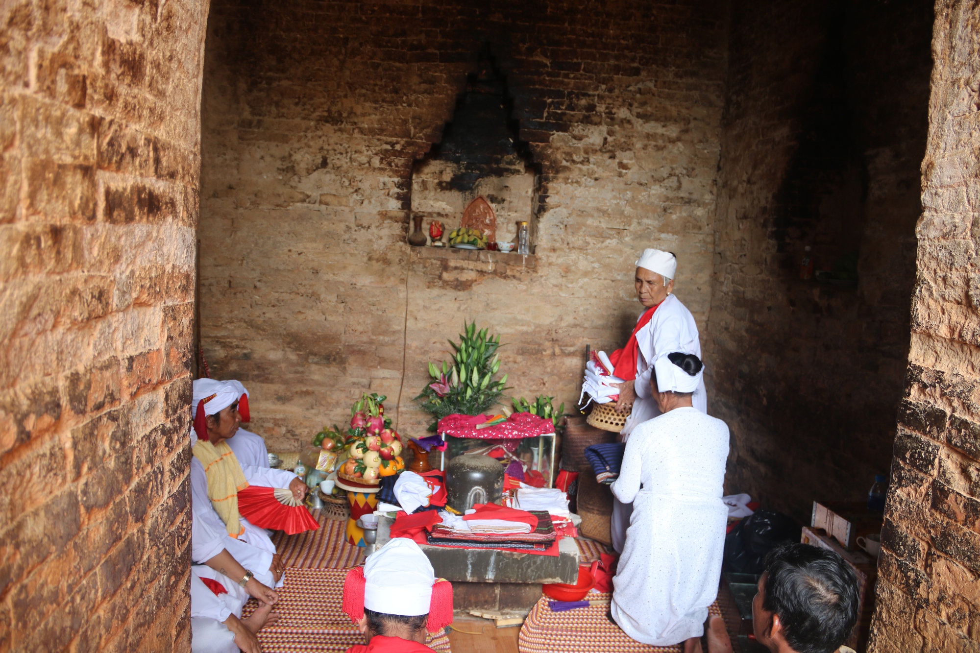 Sắc màu lễ hội Katê của đồng bào Chăm dưới chân tháp cổ Pô Sah Inư - Ảnh 2.