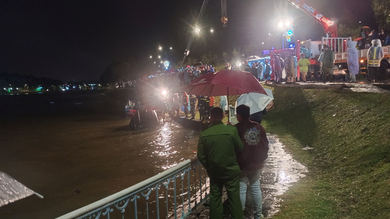 Xác định nguyên nhân bước đầu ôtô 7 chỗ lao xuống hồ Xuân Hương, 2 người chết - Ảnh 1.