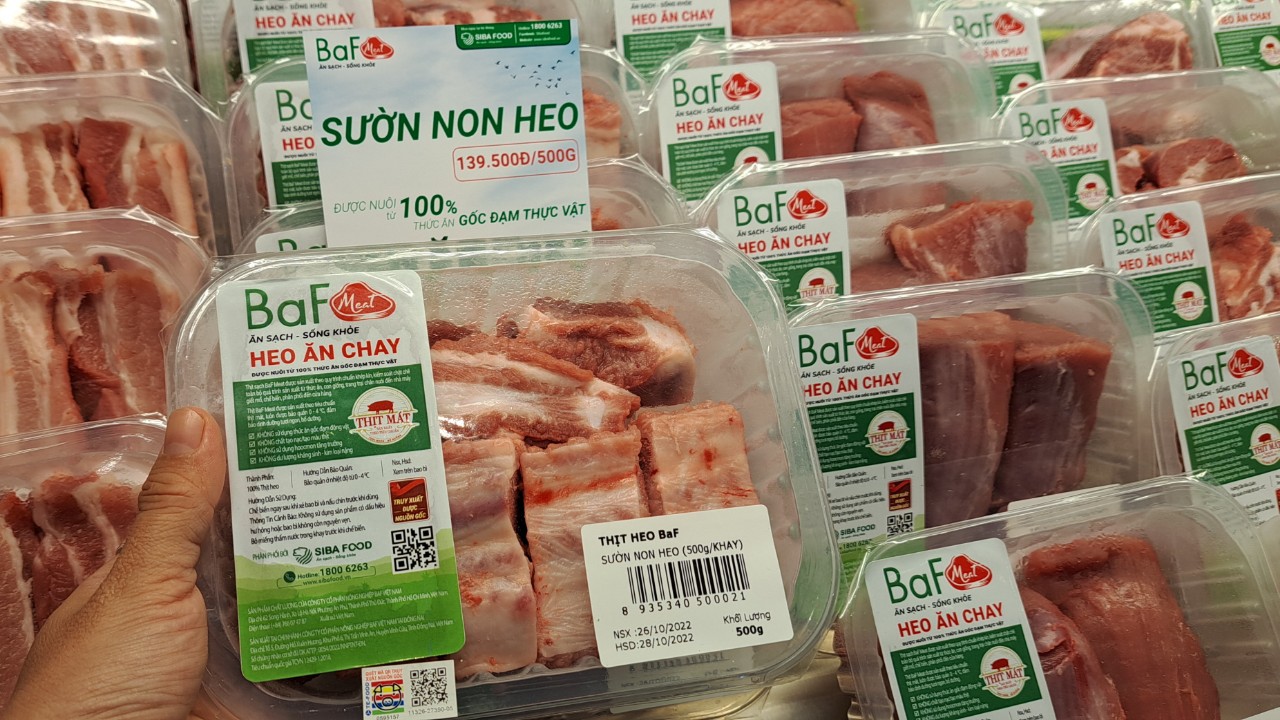 Sau “heo ăn chuối” của bầu Đức, một đại gia chăn nuôi tung... “heo ăn chay” - Ảnh 1. Sau “heo ăn chuối” của bầu Đức, một đại gia chăn nuôi tung... “heo ăn chay” - Ảnh 1.