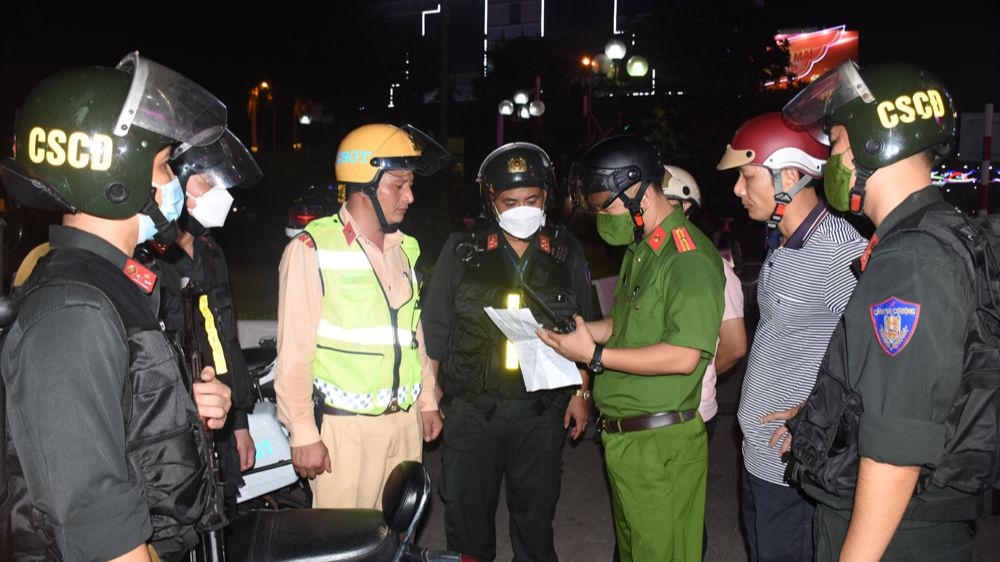 Vi phạm giao thông còn cầm thuốc lá đang hút dí vào mặt công an - Ảnh 1. Vi phạm giao thông còn cầm thuốc lá đang hút dí vào mặt công an - Ảnh 1.