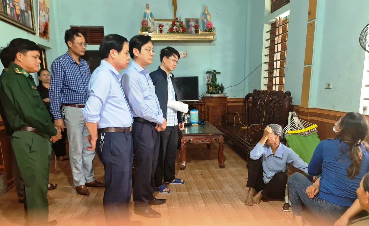 Tìm thấy thi thể 3 ngư dân mất tích sau vụ va chạm giữa tàu vận tải và tàu cá - Ảnh 1. Tìm thấy thi thể 3 ngư dân mất tích sau vụ va chạm giữa tàu vận tải và tàu cá - Ảnh 1.