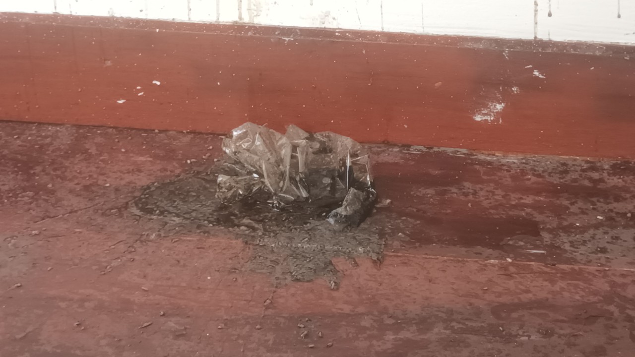 CLIP: Người đàn ông bịt mặt ném chất bẩn “khủng bố” nhà dân - Ảnh 1. CLIP: Người đàn ông bịt mặt ném chất bẩn “khủng bố” nhà dân - Ảnh 1.