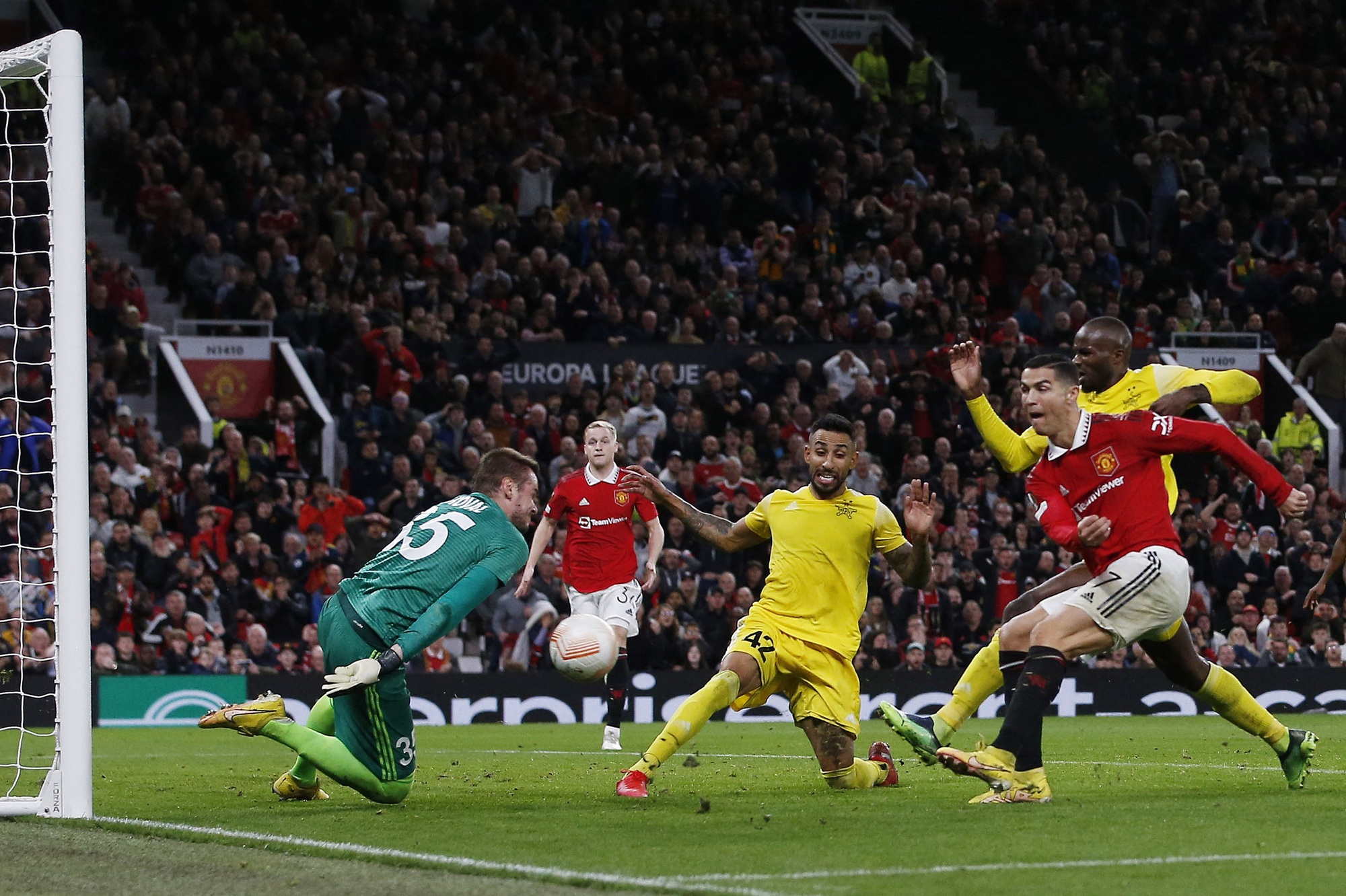 Ronaldo ghi bàn trở lại, Man United thắng đậm tí hon Sheriff - Ảnh 1.