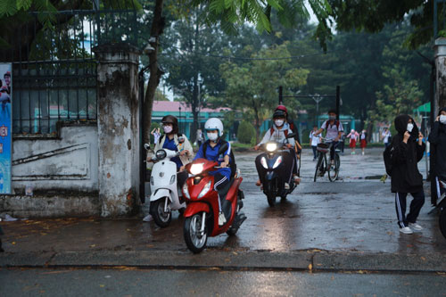 Tai nạn rình rập học sinh tự chạy xe máy - Ảnh 1.