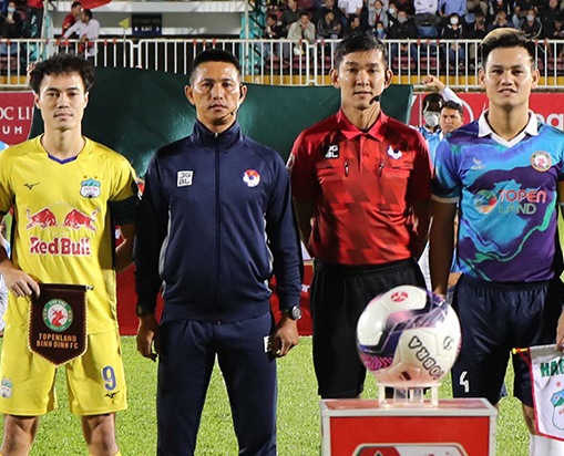 Trọng tài nội liên tục mắc lỗi, Ban tổ chức V-League tiếp tục trọng dụng vua áo đen ngoại - Ảnh 1.